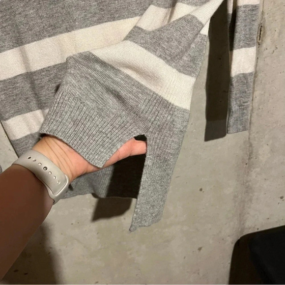 Women’s GAP Lightweight Sweater, Gray & White Striped Deep V-Neck Size XS - Picture 4 of 8